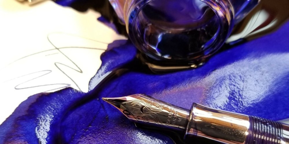 Фон пергамент с пером