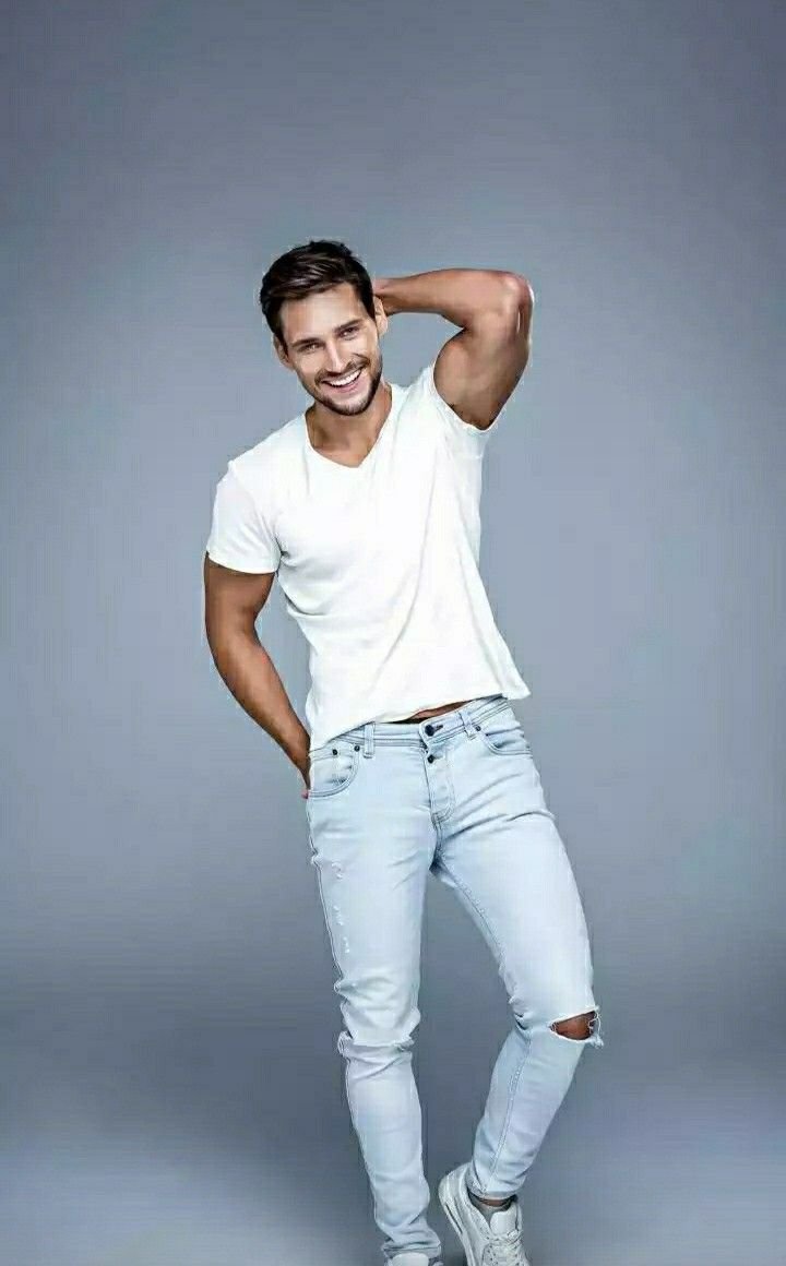 Мужская фотосессия джинсы и футболка