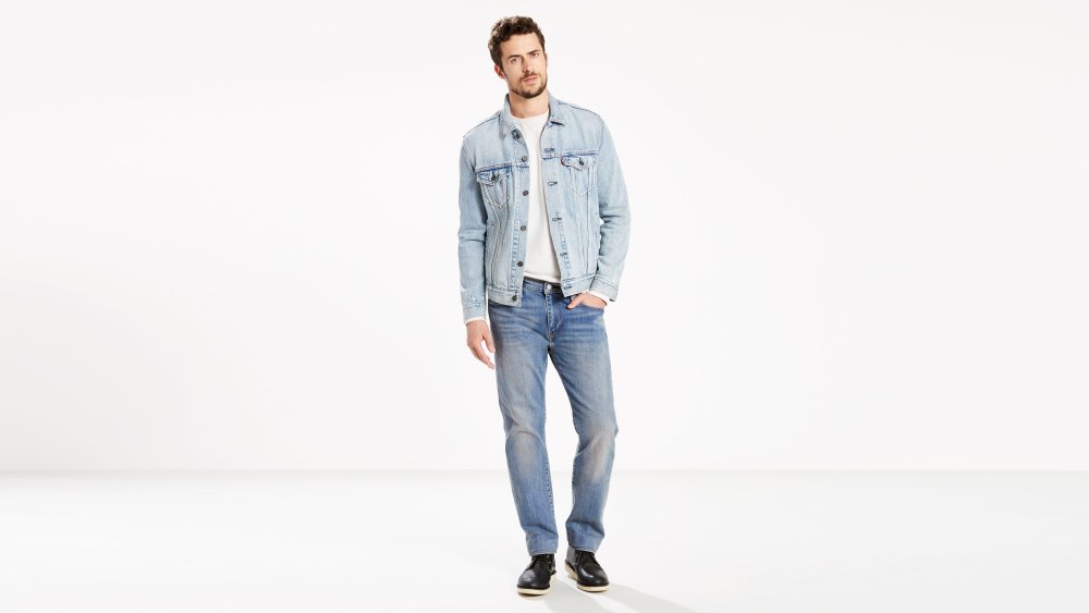 Мужчина в джинсах