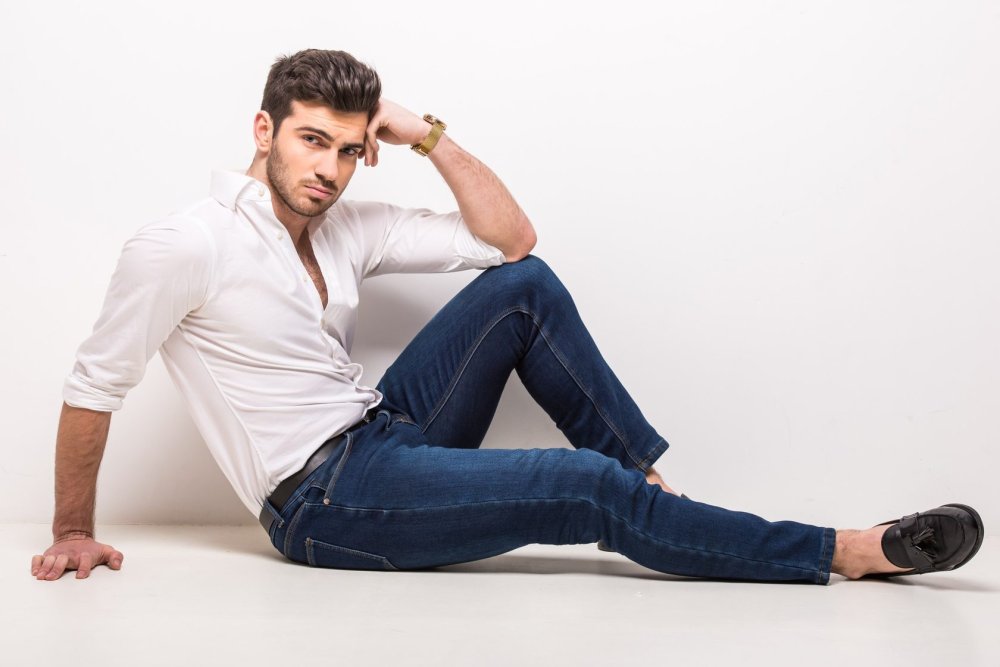 Мужчина в джинсах сидит