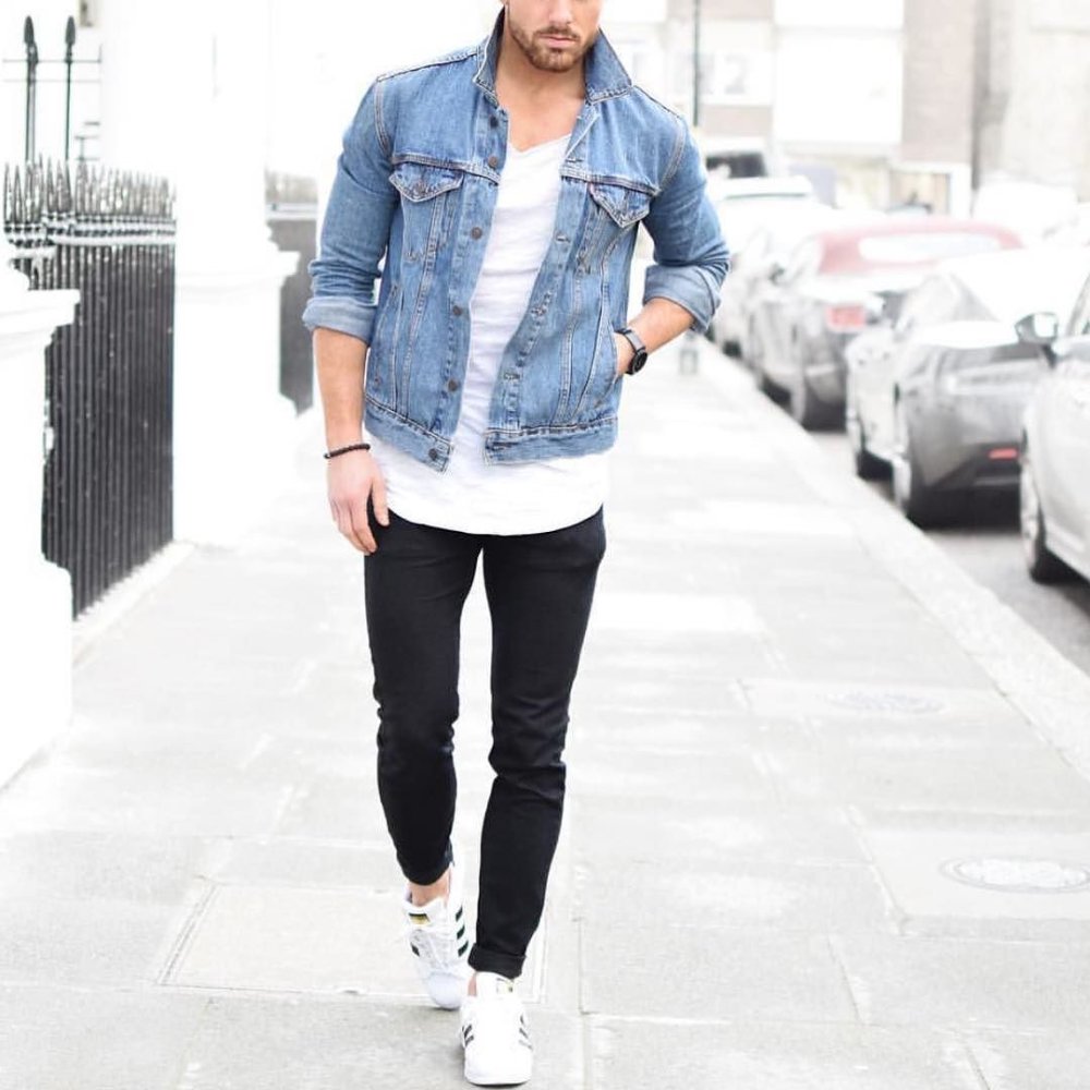 Стильный мужчина в джинсах
