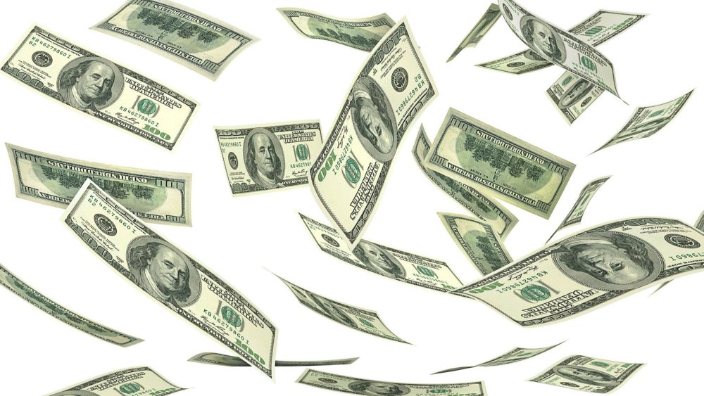 Падающие купюры на прозрачном фоне