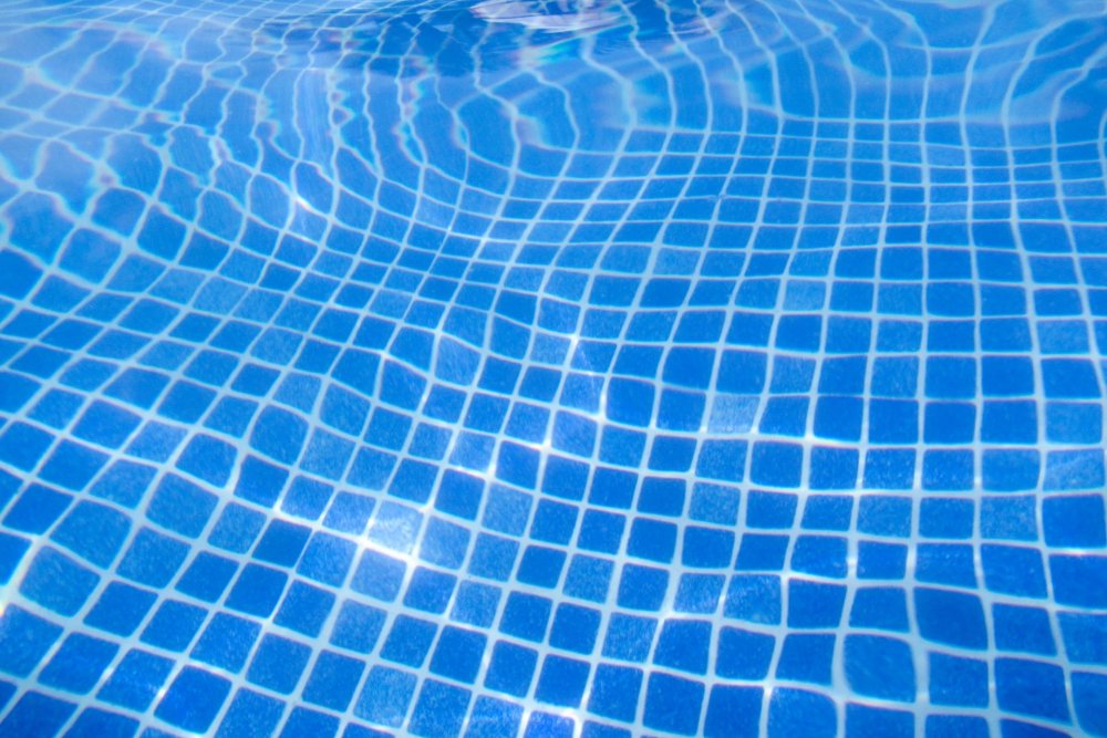 Прозрачная вода в бассейне