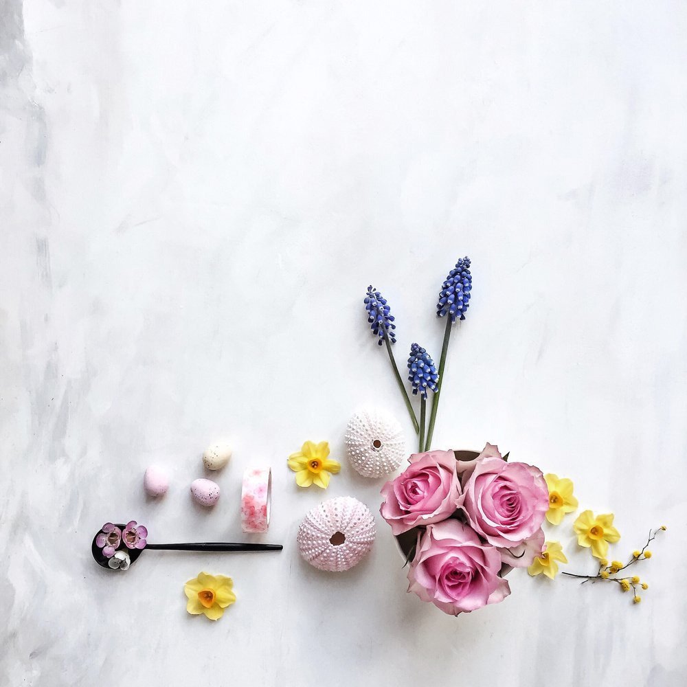 Швейные принадлежности на деревянном фоне