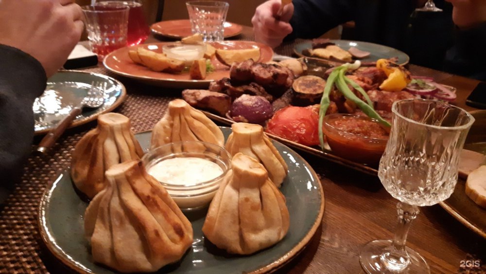 Узбекская кухня на темном фоне