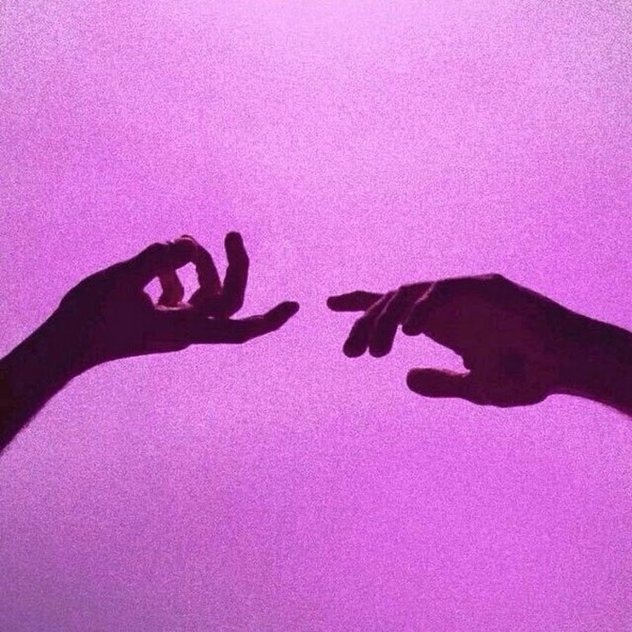 Держит девушку за ркук