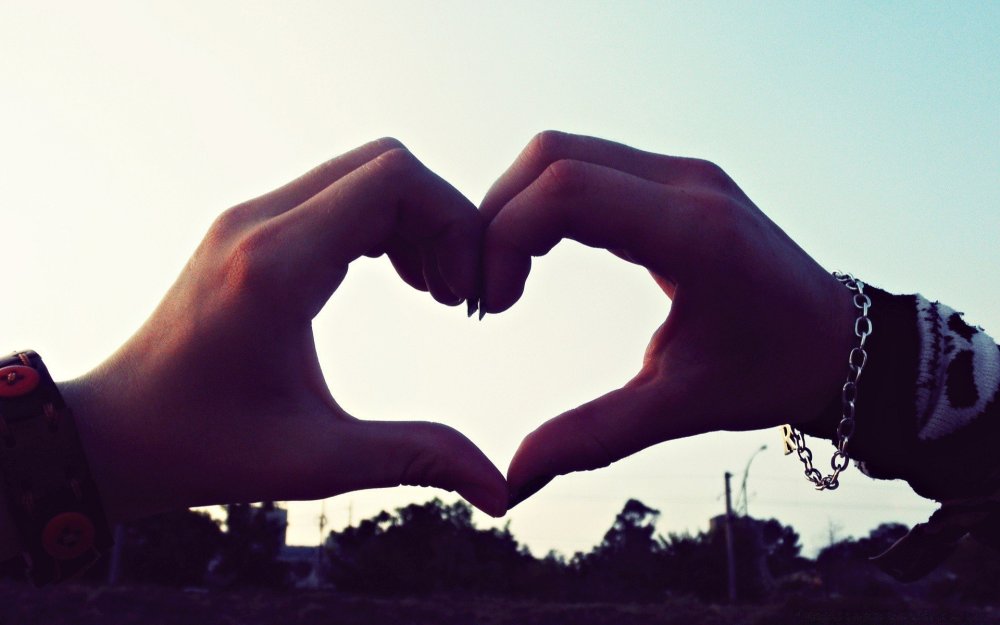 Парень с девушкой и сердце