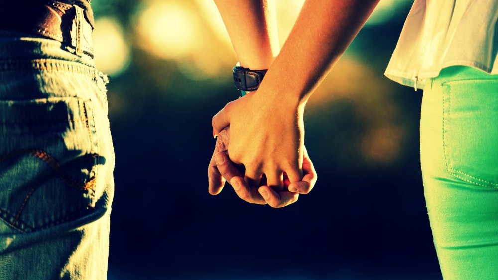 Парень и девушка держатся за руки