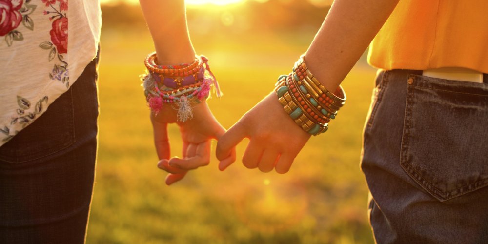 Две девушки держатся за руки