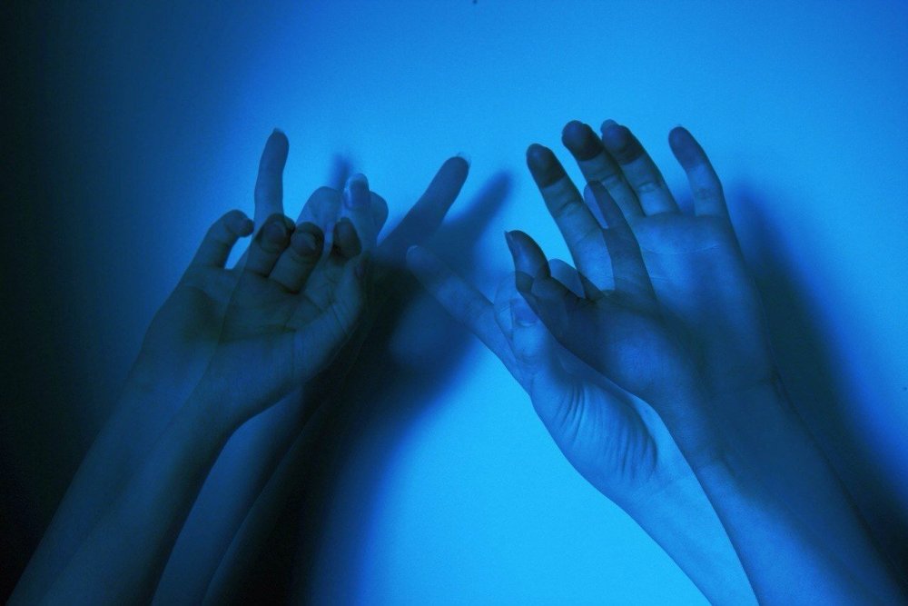 Руки держатся за мизинцы