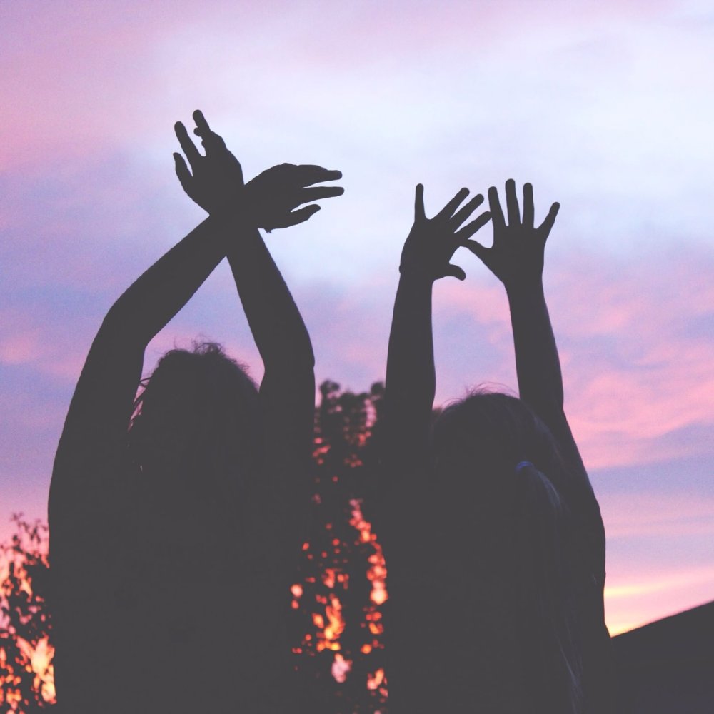 Руки тякушеюся друк к другу