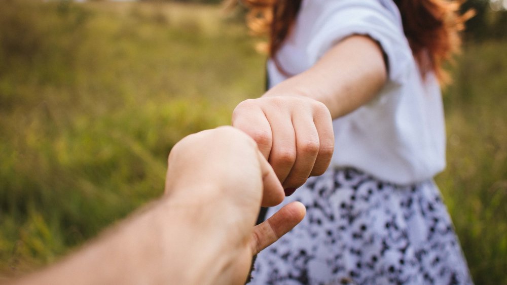 Руки тянутся друг к другу
