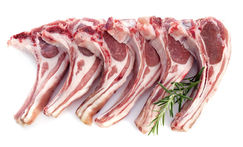 Баранина на фоне дерева