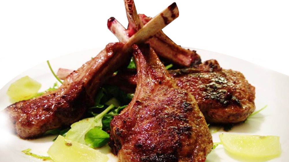 Баранина мясо на темном фоне