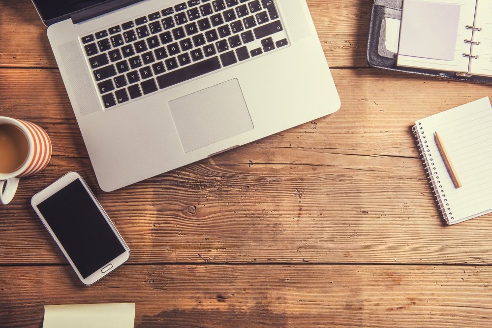 Открытый ноутбук на столе