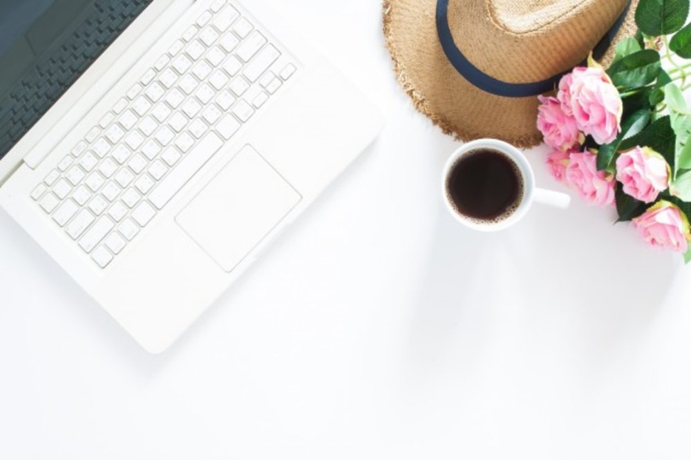 Ноутбук и кофе на белом фоне