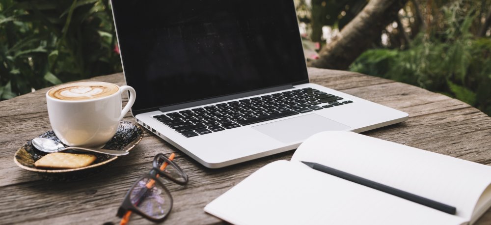 Ноутбук и блокнот