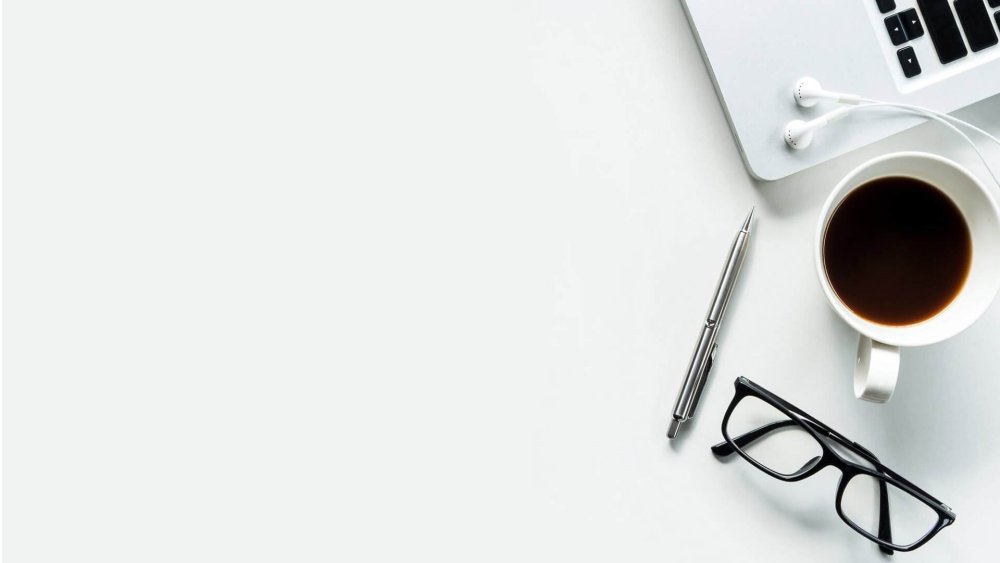 Ноутбук на голубом фоне