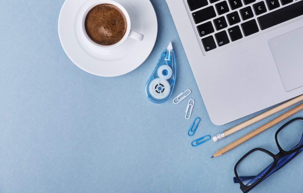 Ноутбук и чашка кофе