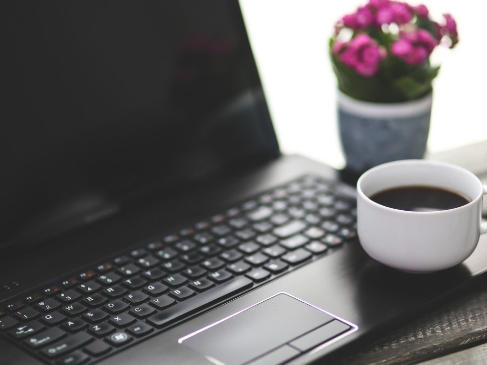 Деревянный стол с ноутом