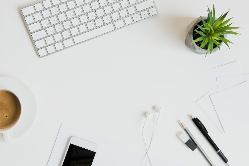 Ноутбук и чашка кофе