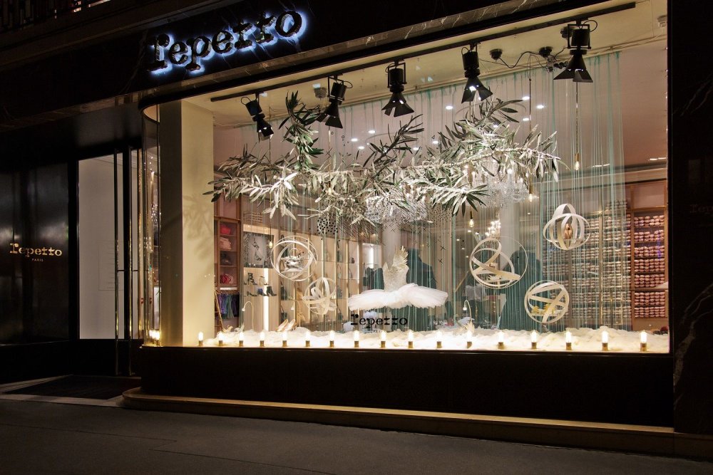 Украшение окон ко Дню матери