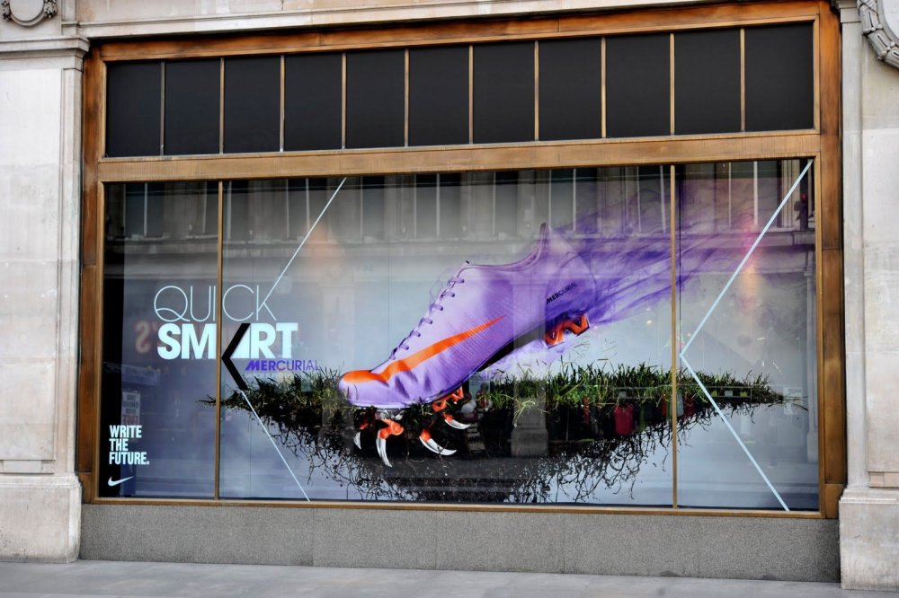 Уличное кафе с белым фоном