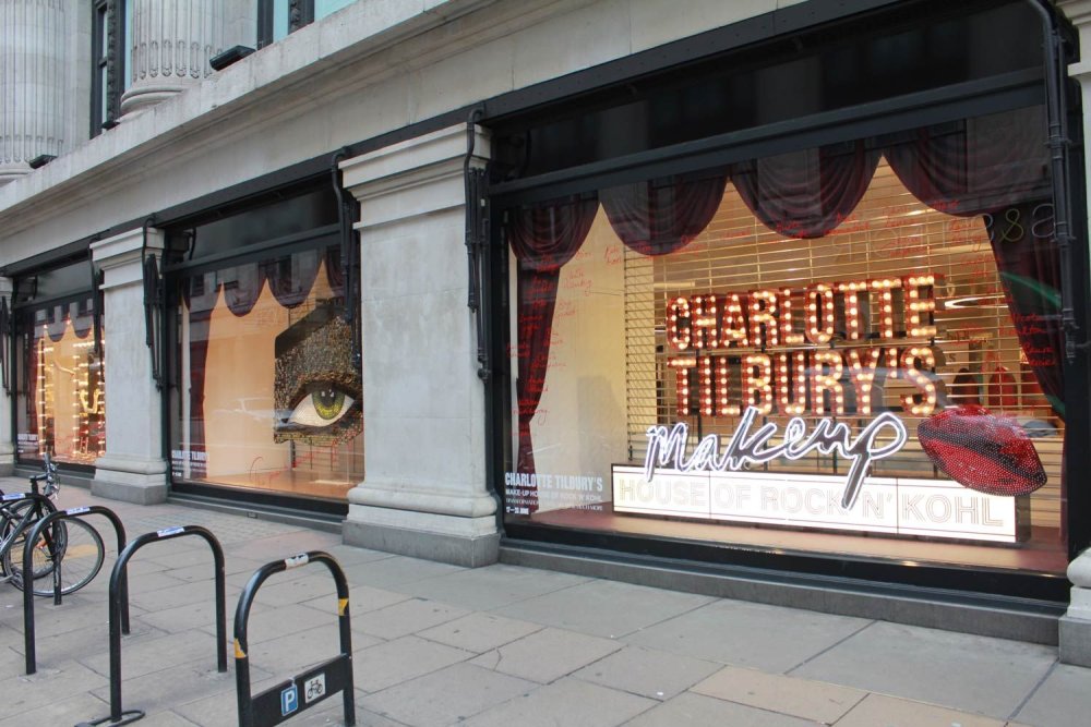 Интересные витрины магазинов