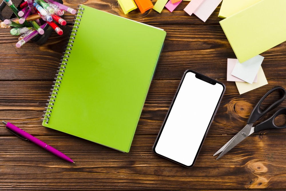 Блокнот и ручка на столе