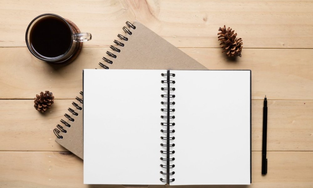 Открытый блокнот на столе