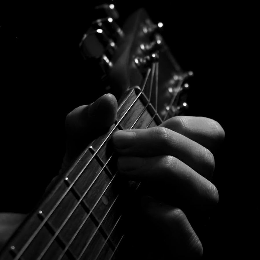 Фон играет на гитаре