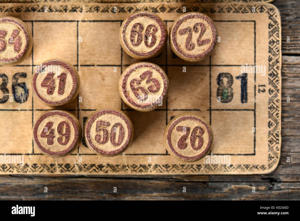 Бочонки лото на белом фоне