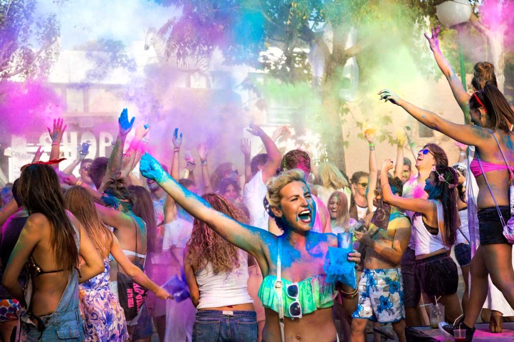 Люди танцуют в клубе