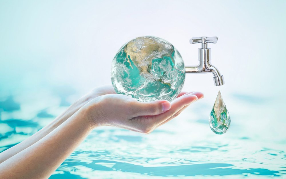 Женщина умывается водой