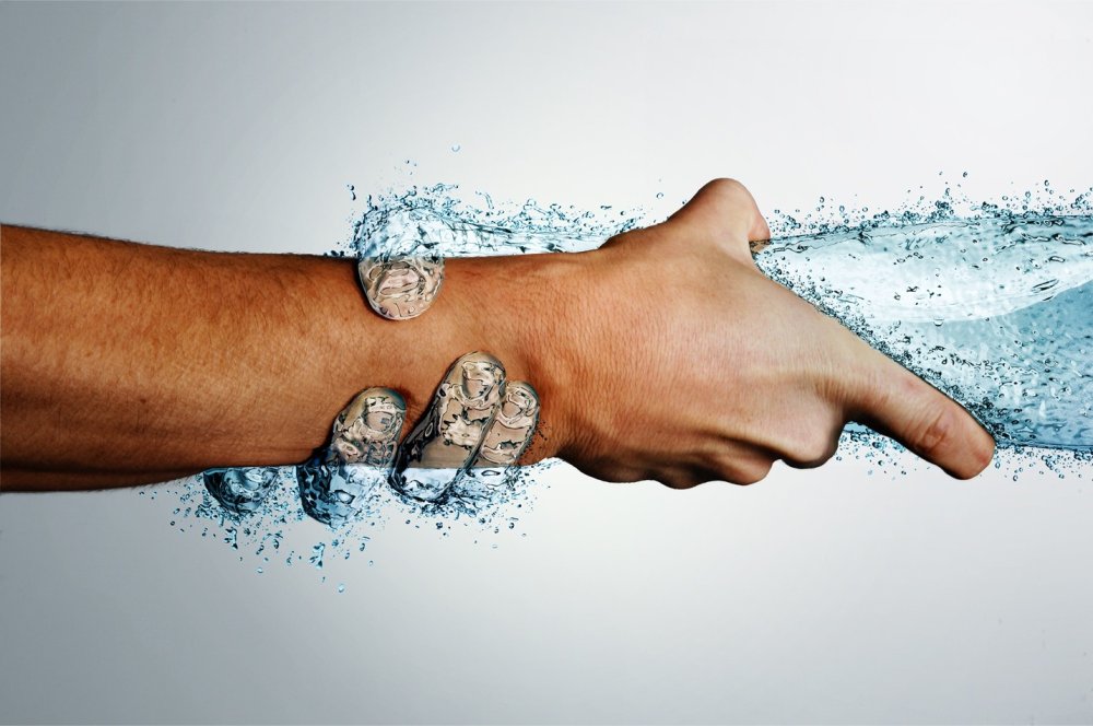 Вода в руках