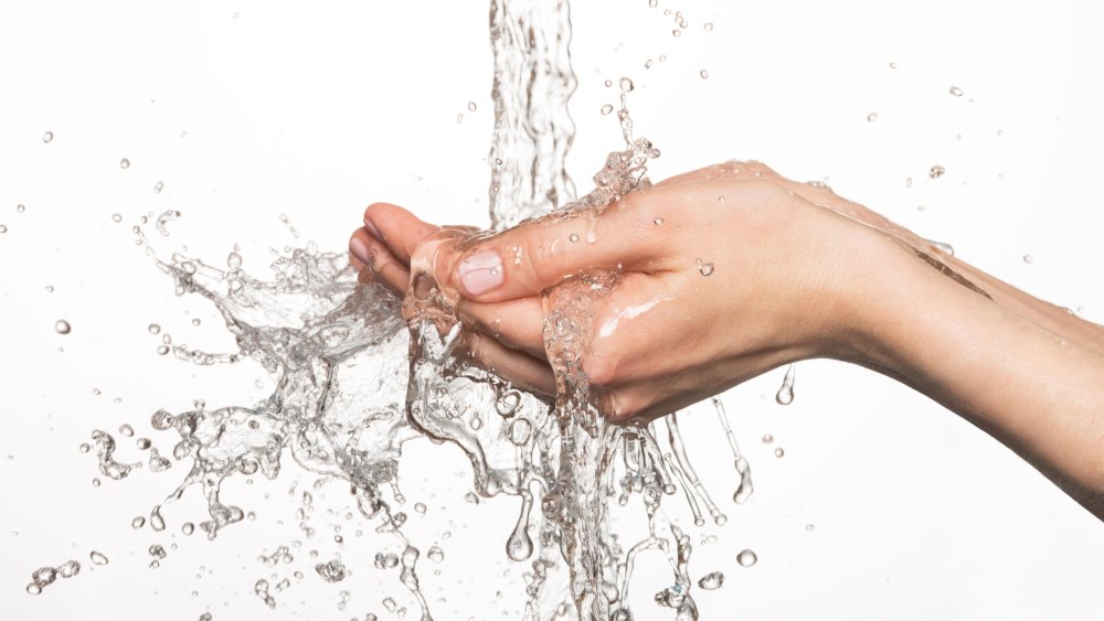 Вода в руках