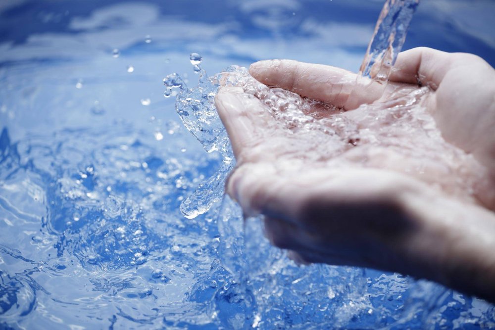 Руки под струей воды