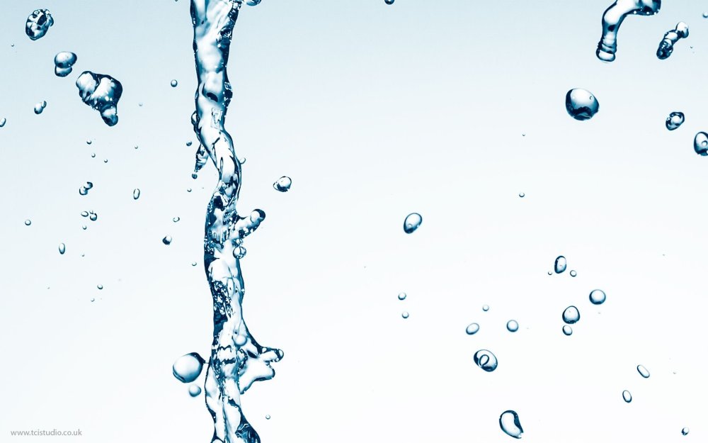 Руки на фоне воды