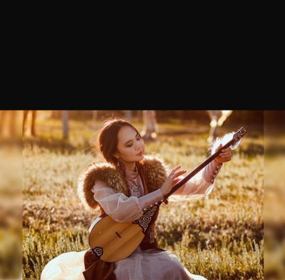 Казахский музыкальный инструмент домбра