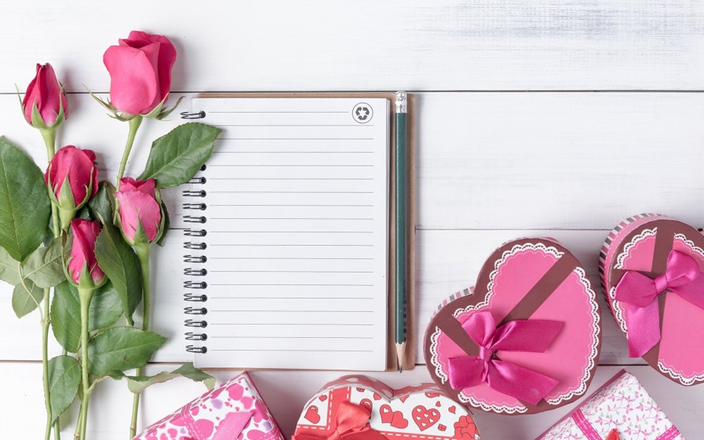 Блокнот на фоне цветов