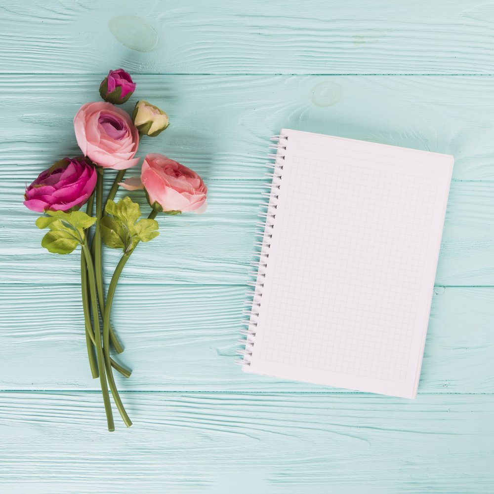 Блокнот на фоне цветов