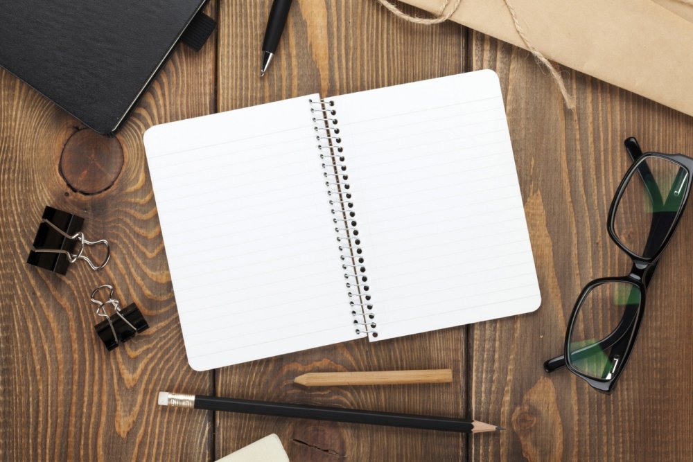 Открытый блокнот на столе