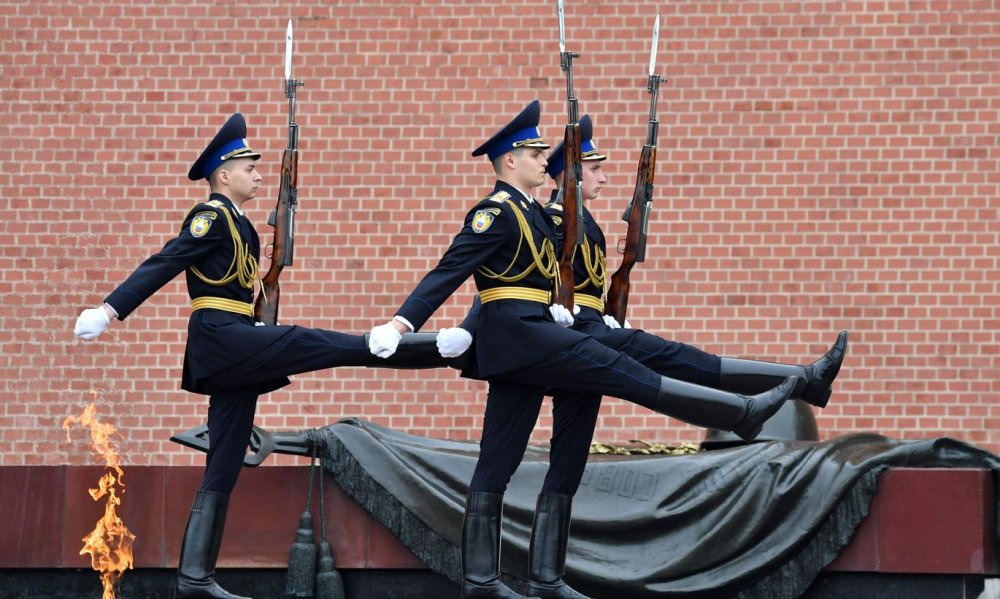 Армия на фоне Кремля