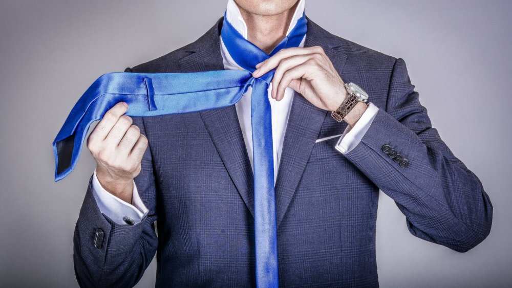 Пиджак с красным галстуком