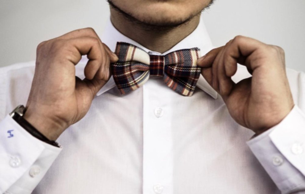 Мужчина в галстуке без лица