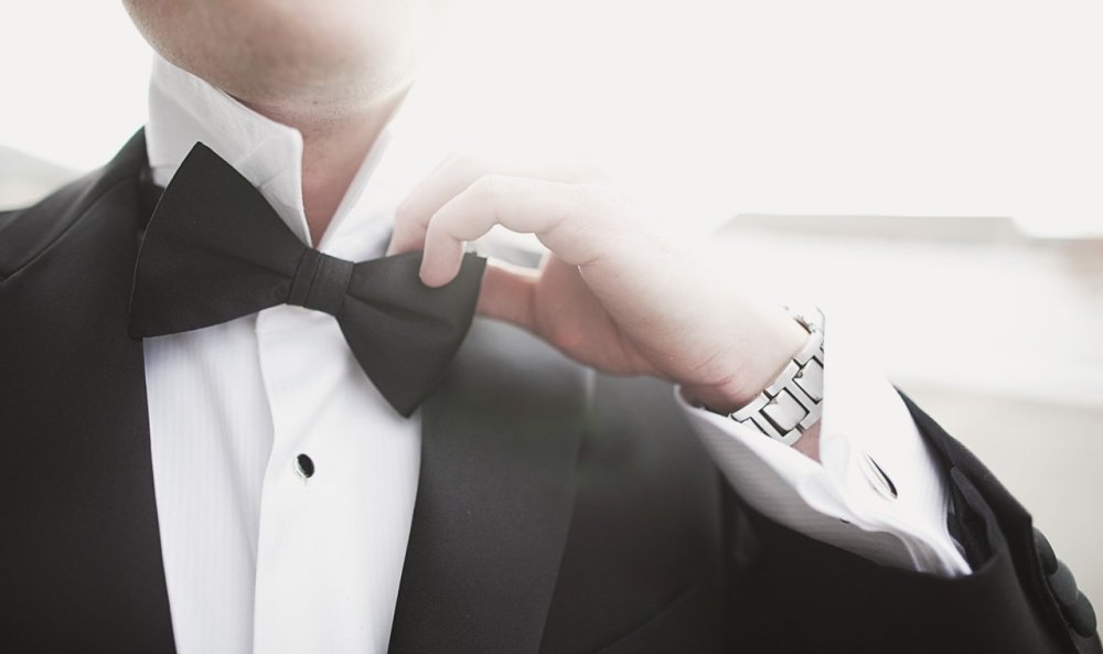 Надевает галстук