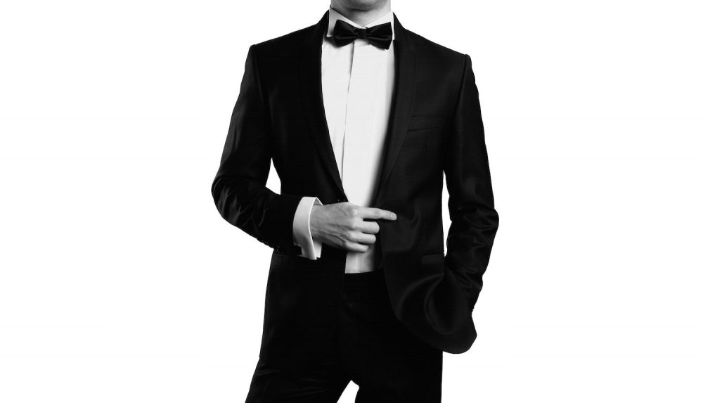 Мужчина в костюме с развязанным галстуком