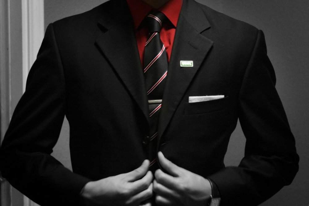 Успешный человек в костюме