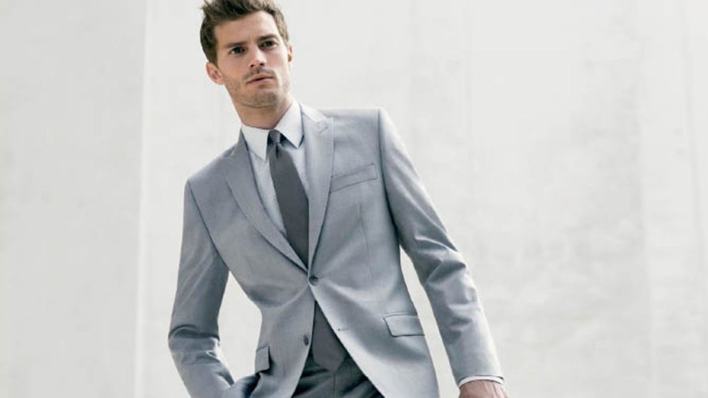 Человек в костюме