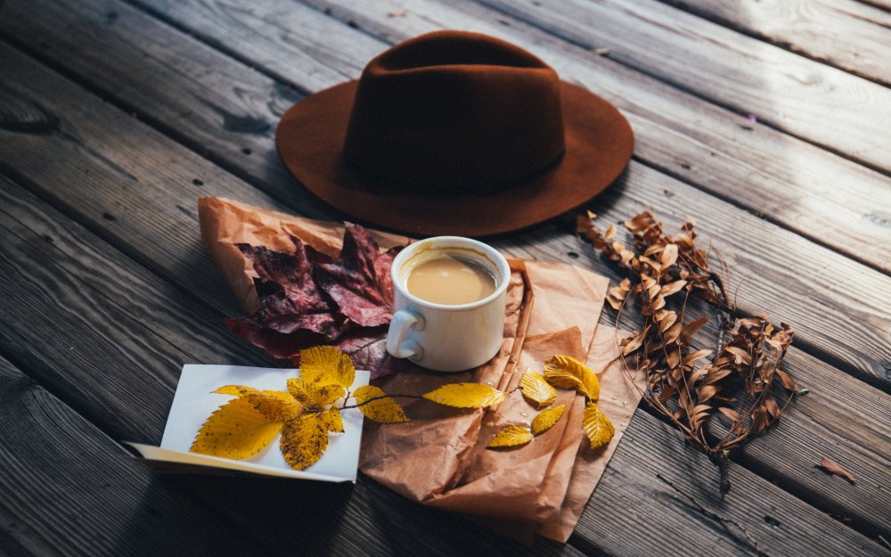 Осенние листья и кофе